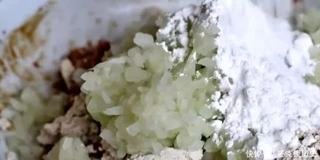 好吃|教你冬瓜丸子的做法,一搅一蒸,口感鲜嫩,咸香多汁,超好吃!