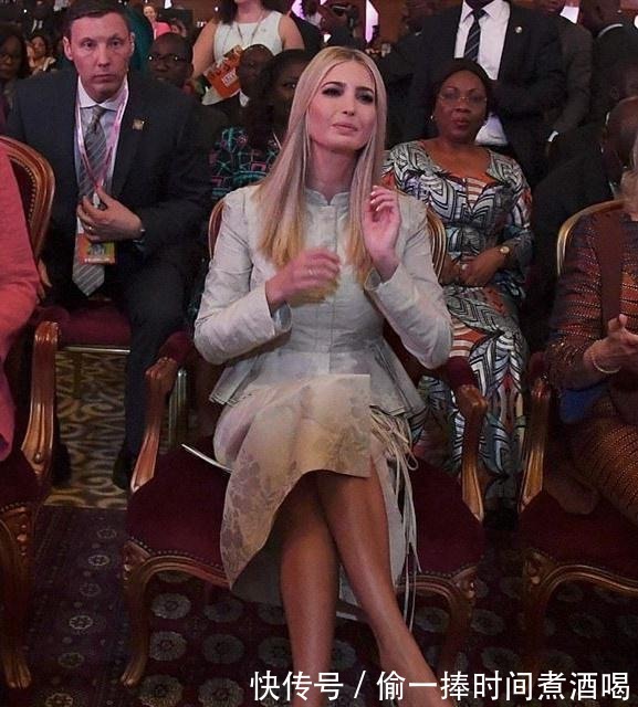 金发|伊万卡扎马尾装嫩,素颜皮肤白到发光,时尚感真强!