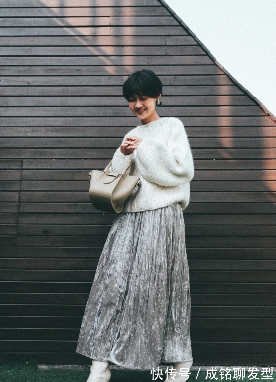 腿型|时髦女人秋冬别总穿紧身裤!试试“半身裙+短靴”,优雅又显气质