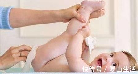 宝妈|3个月宝宝脊柱被扭伤，换纸尿裤的错误动作，究竟弄伤了多少孩子