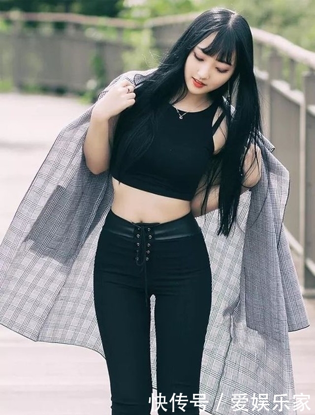 灰色|灰色打底裤搭配白色背心,穿出高挑的模特身材!