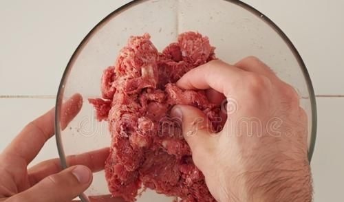 汆丸子，入锅容易散，大厨教你3个技巧，丸子饱满多汁，不松不散