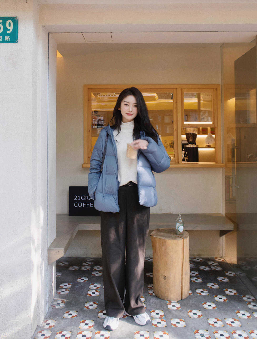 v领|羽绒服下面尽量少穿小脚裤,今年流行这样穿,温暖又时尚