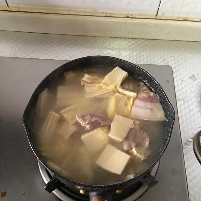  排骨咸肉冬笋腐竹汤，鲜美不腻超好喝