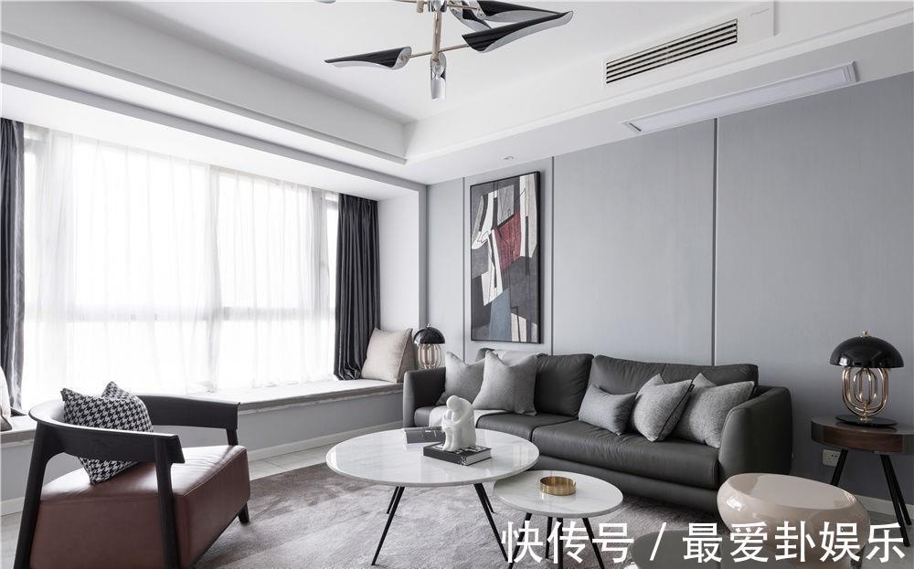 黑白灰|经典的黑白灰作为主色调,加入一些柔和的元素,打造舒适的四居室