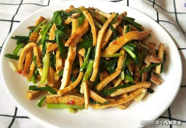  韭菜炒豆干时，直接下锅炒就错了，用上这个技巧，韭菜又脆又嫩