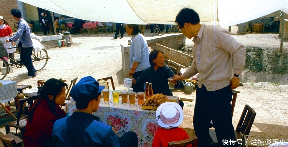  回忆里的八十年代：路边小吃摊很干净，汽水便宜又好喝