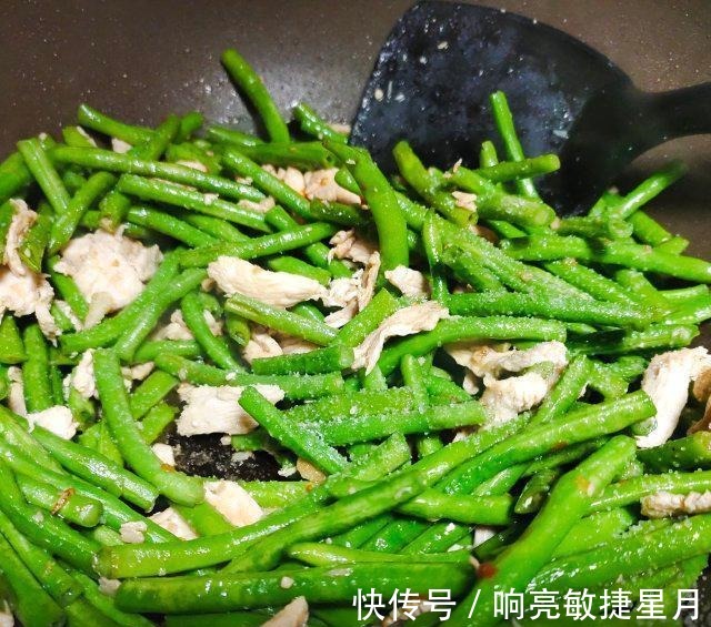 美食天下|豆角烧肉片，家常味道，可口下饭！