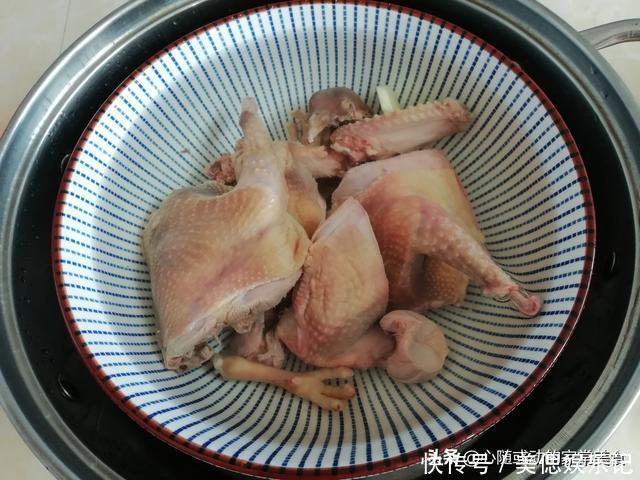 燉鴿子湯不需要太多調料,只放2種食材就夠了,體質不好要多喝