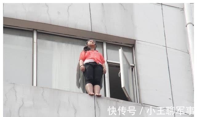 跳楼|孩子直接跳楼,妈妈躺地上大哭,后悔已经晚了