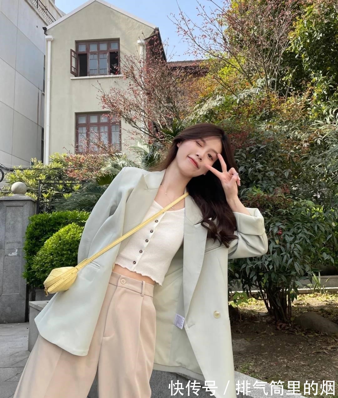 女人 真正会打扮的女人,入秋后都离不开这3种颜色,洋气显白有气质