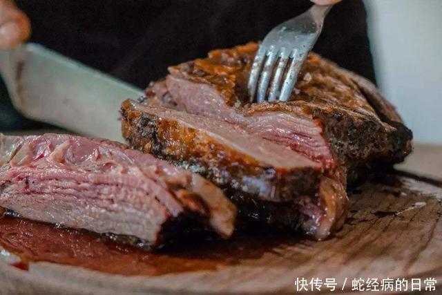 战斧|美国人烤战斧牛排，直接往火里一丢，看着就过瘾！