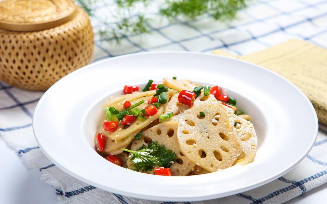 做凉拌藕片,为啥一焯水就变黑?大厨给你支两招,藕片洁白又脆嫩