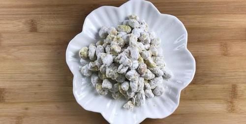 1碗花生米，1个鸡蛋，筷子一搅，酥脆又好吃，出锅后太香了