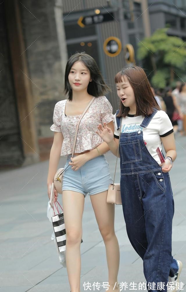 穿搭 “烂大街”的牛仔短裤,搭配小碎花上衣,打造浓郁的田园风气息!