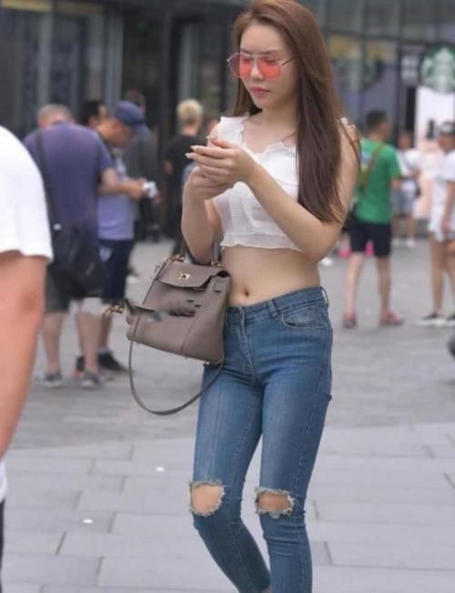 别致|“口吐莲花”的破洞牛仔裤,墨镜女神的独特纹身,网友真别致