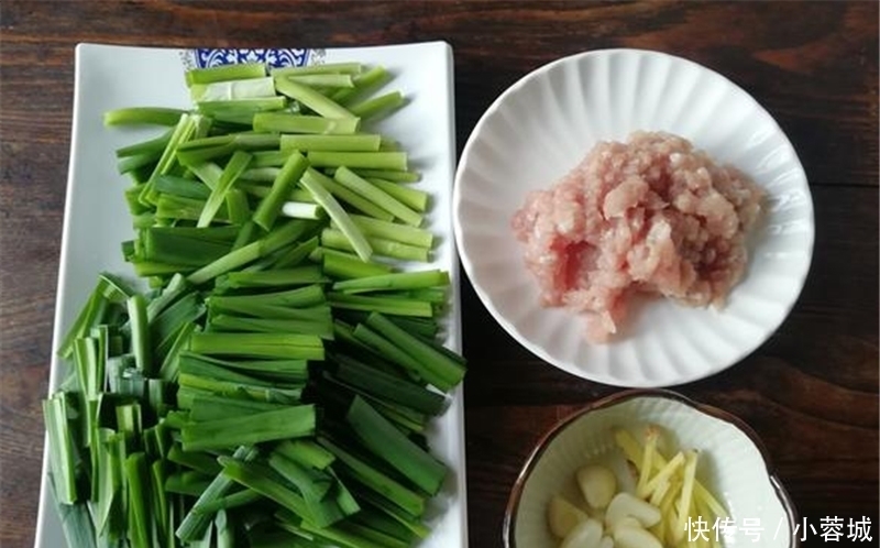 韭菜平菇一起炒，家常美味，好吃很下饭，根本吃不够