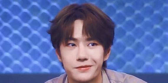 |王一博不当搞笑艺人浪费了!追自己的剧狂刷弹幕,吃醋语气太可爱