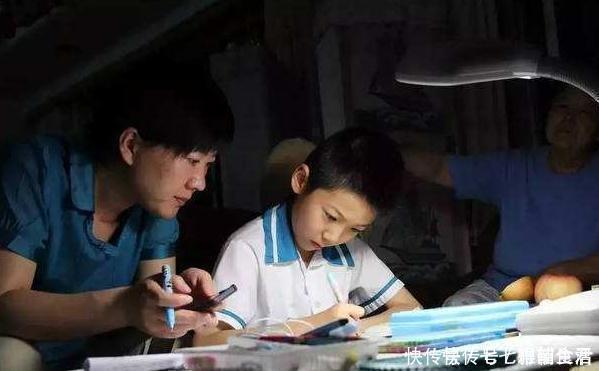 孩子作业拖到半夜没写完，父母用“三只青蛙”法则，再不愁娃作业