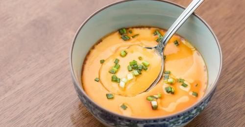 做鸡蛋羹时，水的比例最重要，牢记3个技巧，鸡蛋羹滑嫩爽口