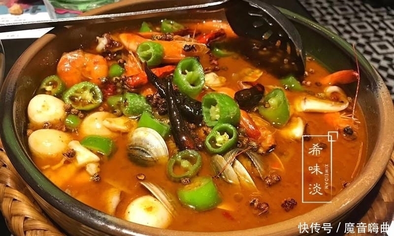周末邻居请下馆子,摆满一桌,全是特色菜,老公:点菜有水平!