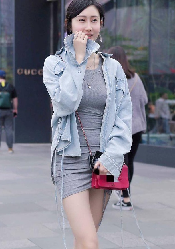 美女|美女街拍:皮肤白皙的小姐姐,身材高挑搭配吊带紧身裙,尽显妙曼身姿