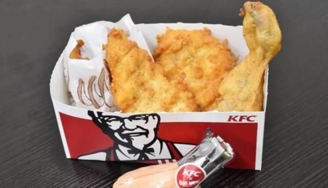 口味|肯德基这款可以吃的“指甲油”,是炸鸡口味的,拆开放到水里……