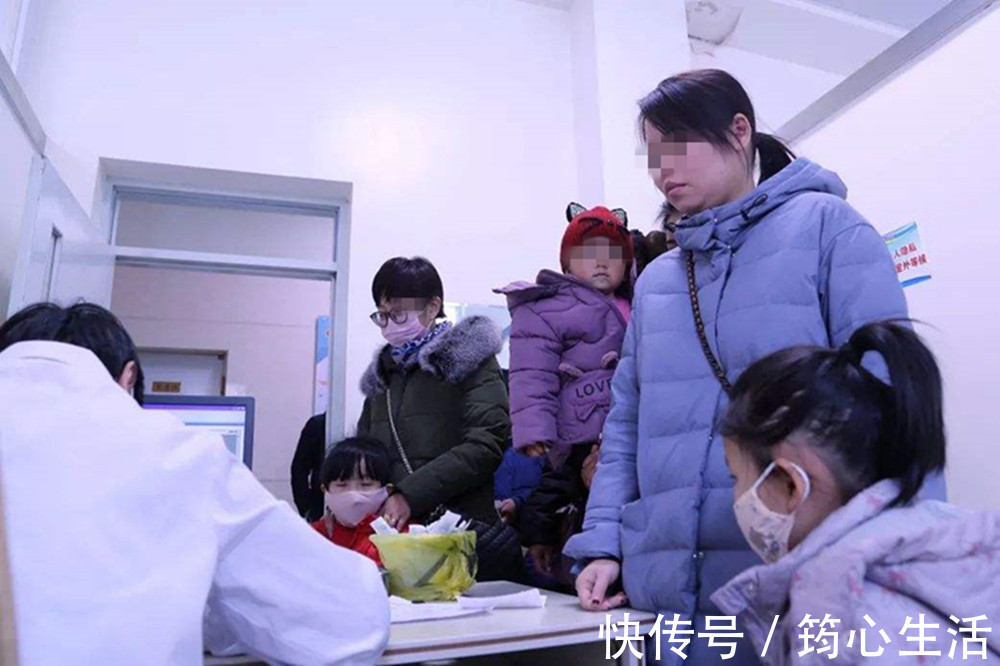照片|爸爸带女儿看病的照片走红,看到他的动作,网友:关键时刻很靠谱