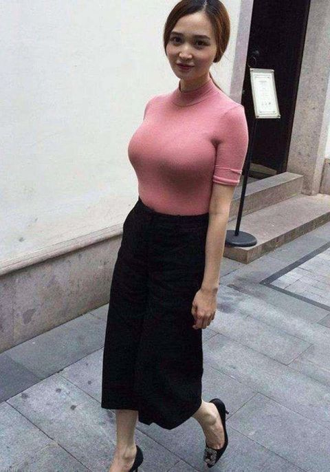 时尚街拍吊带紧身短袖展现完美身材，窈窕曲线魅力十足