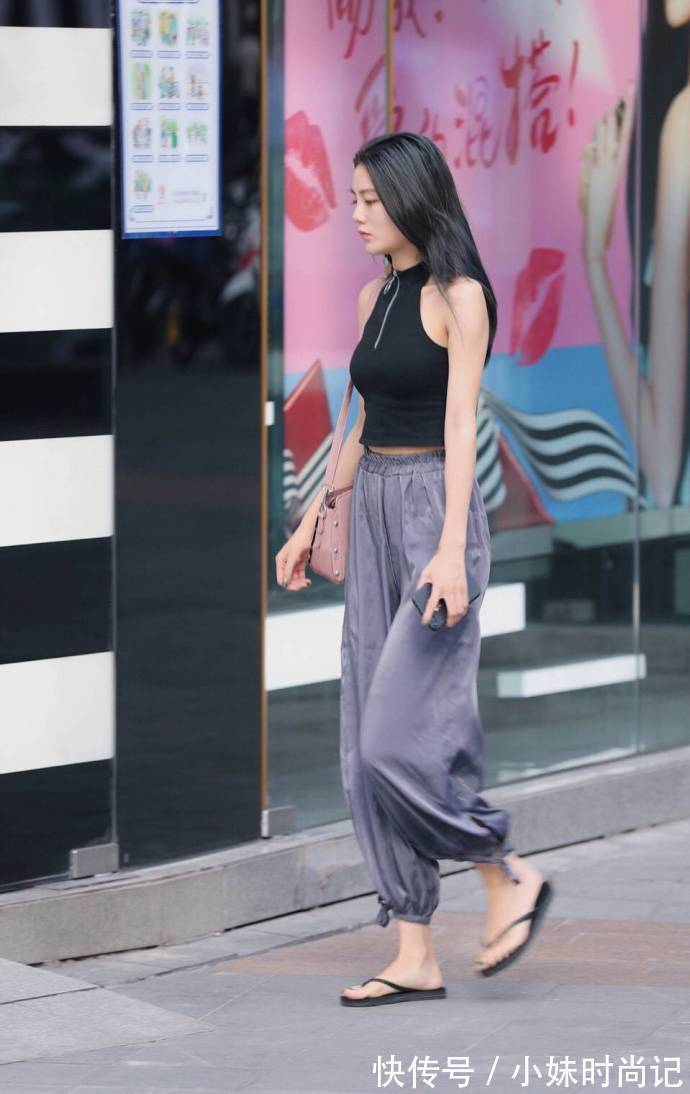 毛衫|街拍,一字肩毛衫搭配黑色纱纱裙,时髦又有女人味!