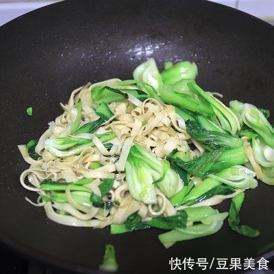 菜花|#助力高考营养餐# 高考晚餐5菜1汤真不赖，鸡腿焖饭香喷