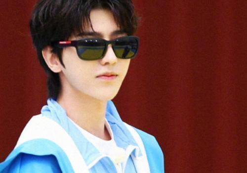 蔡徐坤|蔡徐坤玩游戲不小心到女嘉賓懷中,看到女孩的表情,是我沒錯