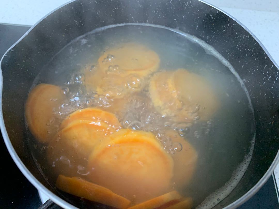 红薯的新吃法，不蒸不炸，松软可口低脂饱腹，女人减脂要多吃