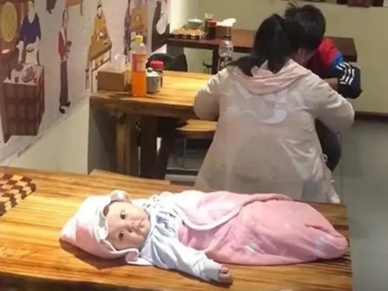 家庭和睦|“最无奈宝宝”走红,爸妈在吃饭时被晾一边,网友:家长太大意