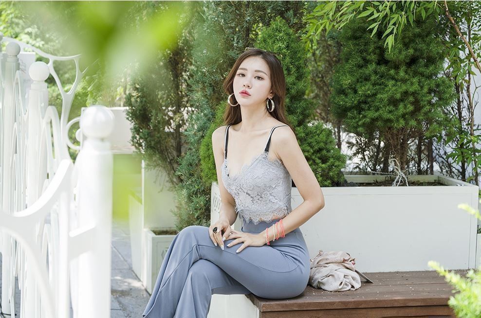 夏日个性穿搭6薄纱外套+蕾丝吊带背心+直筒裤,身材让人羡慕