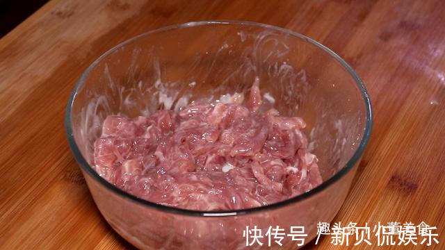 不管炒什么肉,都不要直接下锅炒,多加这一步,肉不粘锅更滑嫩
