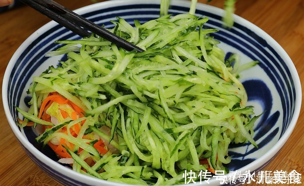 蒜泥|白菜别炒着吃了，教你一个新做法，我家一周吃8次，比肉还过瘾