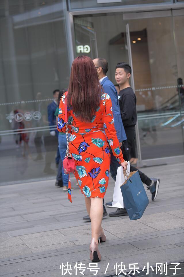 搭配|红色印花连衣裙,搭配一双细高跟,满满活力不俗气