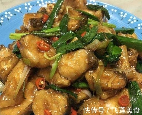 夏季做啤酒焖酥鱼,松软酥香,鱼骨酥烂,孩子吃也不怕被鱼刺卡