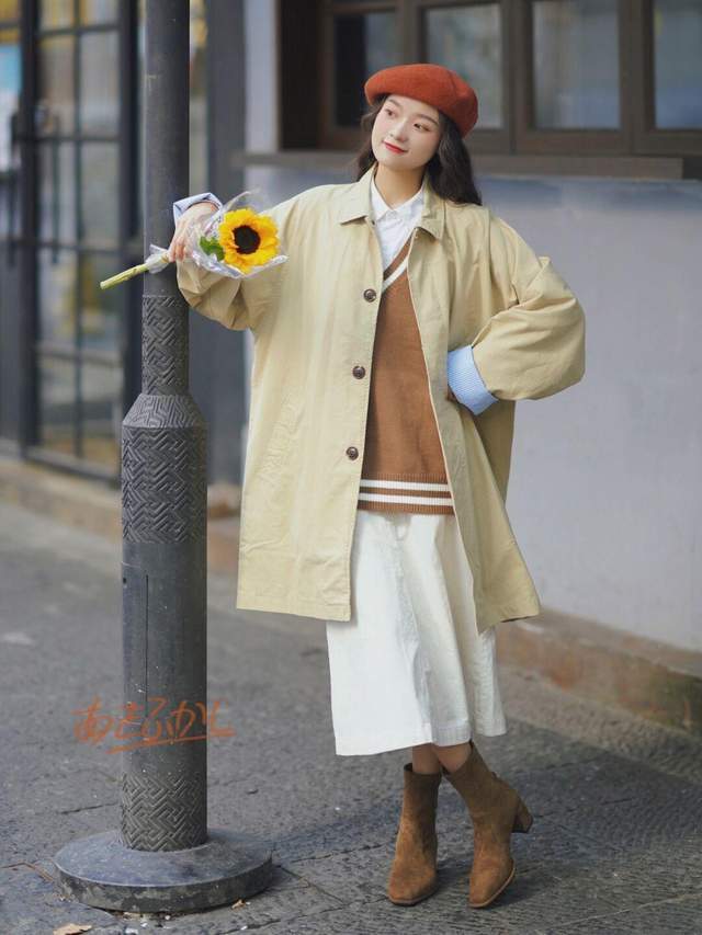 时尚博主 秋冬必备单品,少不了风衣的搭配,风衣+格子半身裙,时髦又洋气