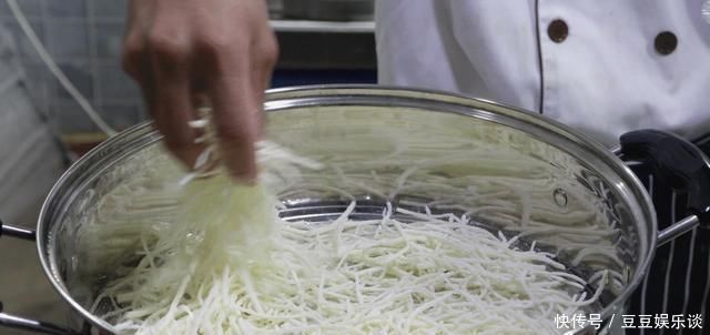 鸡蛋|土豆丝里打2鸡蛋,没想到这么好吃,我家隔天就想吃,出锅被抢光