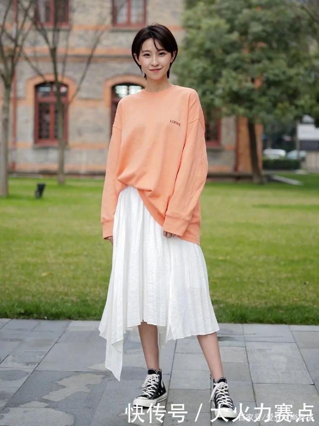  卫衣|卫衣这么穿，真的显胖又显矮