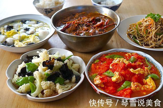 晒苏北一家四口的午餐，4菜1汤全家吃到撑，网友看了却说太抠门！