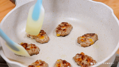 补铁辅食千千万，这样做是最简单！肉嫩汁多，连吃5块还不够