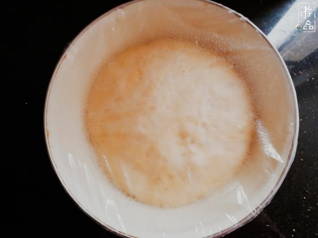 在家炸油条详细解析提前一天用温牛奶和面,下锅前必须使劲拉扯