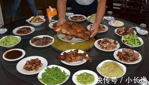 6旬老人做“猪头宴”一桌588元，每天只做三桌，有顾客跨省来吃