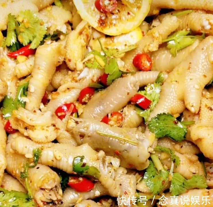 制作简单的几道凉拌下酒菜，清爽可口味道鲜美，煮煮拌拌就能上桌