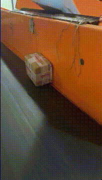 |笑话:别傻了,这么热的天外面怎么可能有人