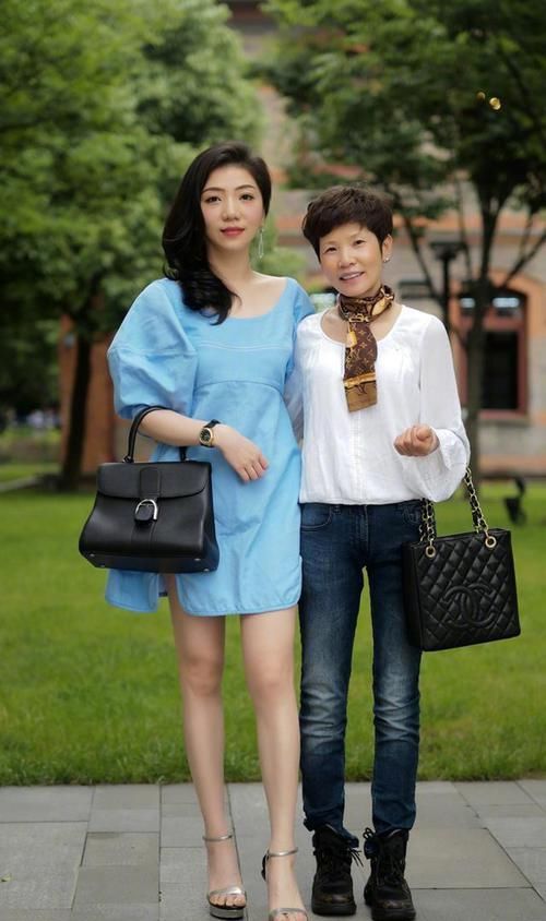 美女|小姐姐搭配一款白色的七分短裤,很好看