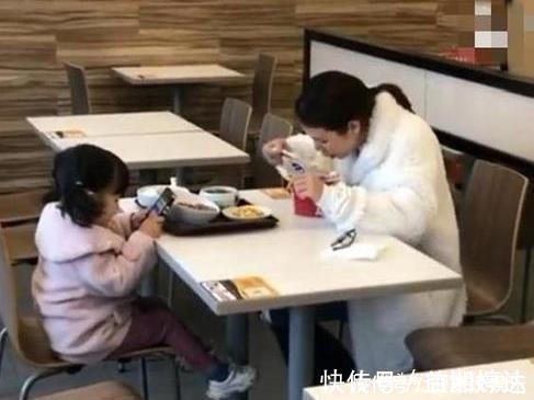 妈妈|服务区的母女吃饭太“高级”,抓拍走红,网友往“废”了养孩子